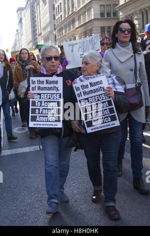 New York, USA. 12 novembre, 2016. Des milliers de New-Yorkais ont marché de Union Square up 5e Avenue pour envoyer le message à Donald Trump, 'Pas mon Président' Crédit : David Grossman/Alamy Live News Banque D'Images