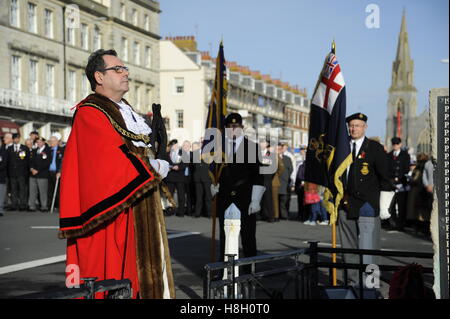 Weymouth, Dorset, UK. 13 novembre 2016. Le maire Richard Kosior présente ses respects après dépôt d'une couronne lors de la cérémonie du culte de dimanche et la parade à Weymouth War Memorial sur l'Esplanade dans le Dorset. Photo de Graham Hunt/Alamy Live News Banque D'Images