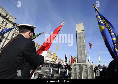Weymouth, Dorset, UK. 13 novembre 2016. Étendard au Dimanche du souvenir et de la parade à Weymouth War Memorial sur l'Esplanade dans le Dorset. Photo de Graham Hunt/Alamy Live News Banque D'Images