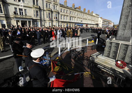 Weymouth, Dorset, UK. 13 novembre 2016. Dimanche du souvenir et de la parade à Weymouth War Memorial sur l'Esplanade dans le Dorset. Photo de Graham Hunt/Alamy Live News Banque D'Images