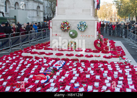 London UK.13 Novembre 2016. Les grandes foules voir le mémorial des couronnes placées autour du cénotaphe au cours de Dimanche du souvenir par les membres de la famille royale, les politiciens et les services Credit : amer ghazzal/Alamy Live News Banque D'Images