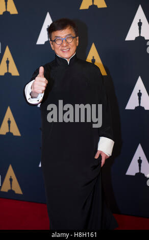 Los Angeles, USA. 12 Nov, 2016. Jackie Chan pose avec ses pouces jusqu'alors qu'il assiste à la 8e édition de la cérémonie de remise des Prix des Gouverneurs à Hollywood, Californie, États-Unis, le 12 novembre 2016. L'acteur chinois Jackie Chan, British film editor Anne C. Coates, directeur de casting américain Lynn Stalmaster et documentariste américain Frederick Wiseman ont été présentés à l'Académie des prix honorifiques du samedi soir à reconnaître leurs contributions à vie à l'industrie du film. © Yang Lei/Xinhua/Alamy Live News Banque D'Images