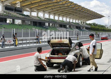 Kuala Lumpur, Malaisie. 12 Nov, 2016. Peter l'équipe membres de l'équipage voiture Cardosa vérifier la Porsche 911 Carrera sur le paddock avant le défi de voitures classiques de l'Asie le 12 novembre 2016 au Circuit International de Sepang à Kuala Lumpur, Malaisie. © Chris Jung/ZUMA/Alamy Fil Live News Banque D'Images