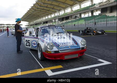 Kuala Lumpur, Malaisie. 12 Nov, 2016. Emil Klingelfuss siéger l (25) Porsche 911 RSR sur la grille avant l'Asie Voiture Classique Défi au circuit Sepang le 12 novembre 2016 à Kuala Lumpur, Malaisie. © Chris Jung/ZUMA/Alamy Fil Live News Banque D'Images