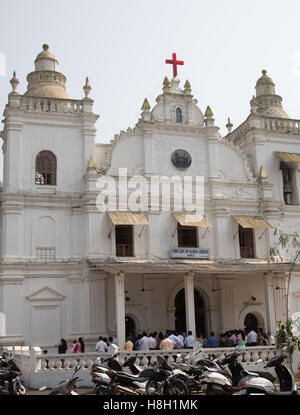 , Varca Goa, en Inde. Le dimanche 13 novembre 2016. Les fidèles catholiques de célébrer la fête de Dame de l'Église gloire à Varca, Sud de Goa, Inde. Le Varca église fut construite en 1700 et dédiée à Notre Dame de la gloire, après la précédente a été détruite. Lla voiture et motornike park est plein. Banque D'Images