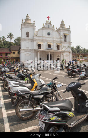 , Varca Goa, en Inde. Le dimanche 13 novembre 2016. Les fidèles catholiques de célébrer la fête de Dame de l'Église gloire à Varca, Sud de Goa, Inde. Le Varca église fut construite en 1700 et dédiée à Notre Dame de la gloire, après la précédente a été détruite. Lla voiture et motornike park est plein. Banque D'Images