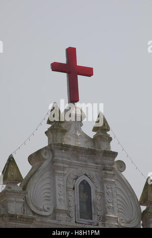 , Varca Goa, en Inde. Le dimanche 13 novembre 2016. Détail de croix sur Dame de l'Église gloire à Varca, Sud de Goa, Inde. Le Varca église fut construite en 1700 et dédiée à Notre Dame de la gloire, après la précédente a été détruite. Banque D'Images