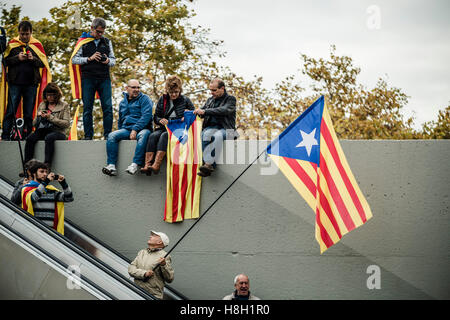 Barcelone, Espagne. 13 Novembre 2016 : les manifestants arrivent avec leur falgs pour protester avec des dizaines de milliers de pro-indépendantistes catalans à Barcelone, dans les fontaines Montjuic la persécution légale de politiciens pro-sécession catalane et de la Catalogne : Crédit matthi/Alamy Live News Banque D'Images