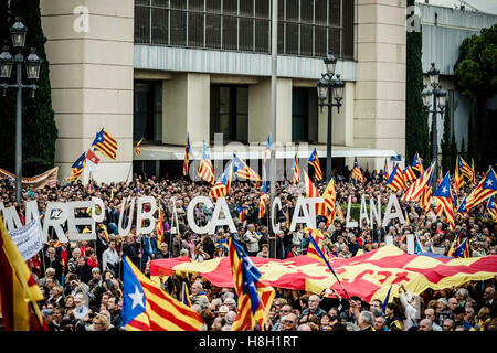 Barcelone, Espagne. 13 novembre, 2016 : manifestants tenir lettres bâtir la parole 'Som republica catalana' comme des dizaines de milliers de pro-indépendantistes catalans se réunissent à Barcelone, fontaines Montjuic pour protester contre la persécution légale de politiciens pro-sécession catalane et de la Catalogne : Crédit matthi/Alamy Live News Banque D'Images