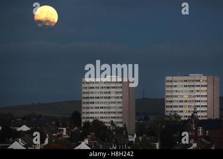 Brighton, UK.13 Novembre 2016. Un rare Supermoon s'élève au-dessus de l'horizon de Brighton.La pleine lune devrait apparaître de son plus gros et les plus brillants depuis janvier 1948. Des photos au téléobjectif : Crédit / Alamy Live News Banque D'Images