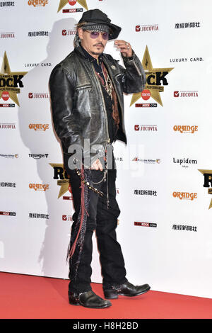 Tokyo, Japon. Nov 11, 2016. Johnny Depp fait peser sur le tapis rouge pour le Classic Rock Awards 2016 à Ryogoku Kokugikan le 11 novembre 2016 à Tokyo, Japon. Dans le monde d'utilisation | © dpa/Alamy Live News Banque D'Images