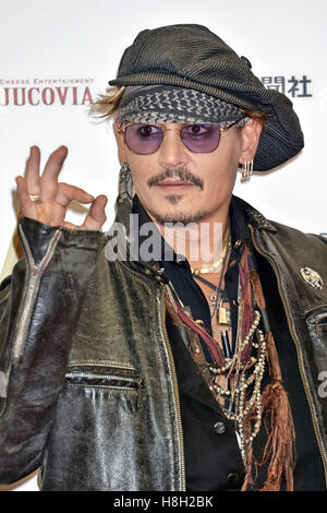 Tokyo, Japon. Nov 11, 2016. Johnny Depp fait peser sur le tapis rouge pour le Classic Rock Awards 2016 à Ryogoku Kokugikan le 11 novembre 2016 à Tokyo, Japon. Dans le monde d'utilisation | © dpa/Alamy Live News Banque D'Images