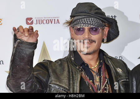 Tokyo, Japon. Nov 11, 2016. Johnny Depp fait peser sur le tapis rouge pour le Classic Rock Awards 2016 à Ryogoku Kokugikan le 11 novembre 2016 à Tokyo, Japon. Dans le monde d'utilisation | © dpa/Alamy Live News Banque D'Images