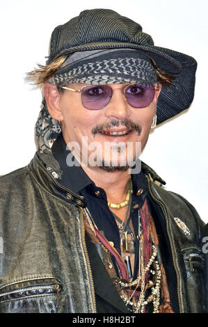 Tokyo, Japon. Nov 11, 2016. Johnny Depp fait peser sur le tapis rouge pour le Classic Rock Awards 2016 à Ryogoku Kokugikan le 11 novembre 2016 à Tokyo, Japon. Dans le monde d'utilisation | © dpa/Alamy Live News Banque D'Images