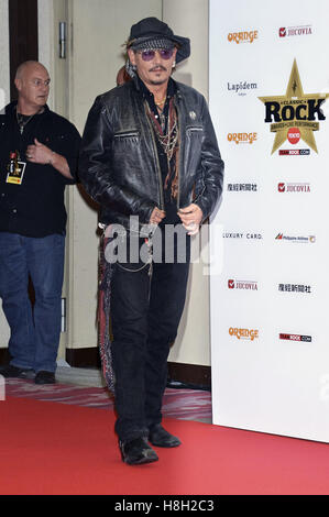 Tokyo, Japon. Nov 11, 2016. Johnny Depp fait peser sur le tapis rouge pour le Classic Rock Awards 2016 à Ryogoku Kokugikan le 11 novembre 2016 à Tokyo, Japon. Dans le monde d'utilisation | © dpa/Alamy Live News Banque D'Images