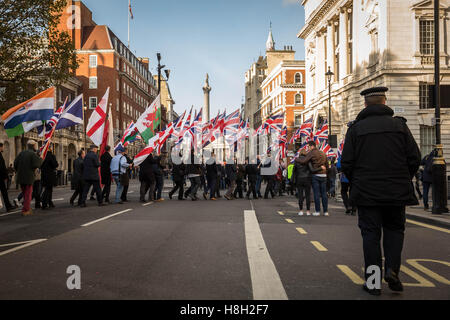 Londres, Royaume-Uni. 13Th Nov, 2016. Extrême-droite Front National mars à Whitehall le Jour du Souvenir Crédit : Guy Josse/Alamy Live News Banque D'Images