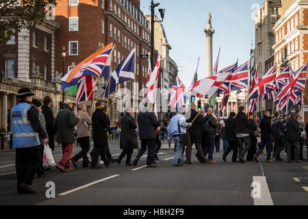 Londres, Royaume-Uni. 13Th Nov, 2016. Extrême-droite Front National mars à Whitehall le Jour du Souvenir Crédit : Guy Josse/Alamy Live News Banque D'Images