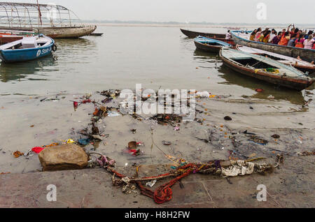 Varanasi, Inde, Uttarpradesh. Nov 11, 2016. Varanasi, Uttar Pradesh, Inde : Les débris a obtenu l'objet de dumping sur le ghat de Ganges, Varnasi, Inde. © Debsuddha Banerjee/ZUMA/Alamy Fil Live News Banque D'Images