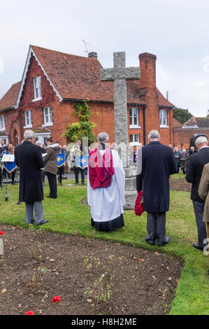 Grand Bardfield Braintree Essex UK 13 novembre 2016. Les villageois et la fanfare du village sont dirigées dans un service du souvenir au monument commémoratif de guerre du village par le vicaire de Grand Bardfield le révérend docteur Robert Beaken pour commémorer ces village Crédit : William Edwards/Alamy Live News Banque D'Images