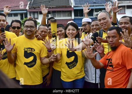 Petaling Jaya, Malaisie. 13Th Nov, 2016. Yeo Assemblywoman État Bee Yin(33, au centre) avec les ONG et les groupes militants malaisiens connu comme 'Bersih' (traduit comme 'propre' dans la langue malais local) convoi de 20 véhicules avec environ 70 personnes est arrivé à Taman Megah, SS24 Petaling Jaya, Malaisie pour répandre l'appel à des élections libres et équitables le 13 novembre, 2016 © Chris Jung/ZUMA/Alamy Fil Live News Banque D'Images