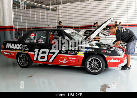 Tengku Djan Ley de l'équipe membres de l'équipage voiture vérifier le proton saga sur le paddock avant le défi de voitures classiques de l'Asie le 12 novembre 2016 au Circuit International de Sepang à Kuala Lumpur, Malaisie. Banque D'Images