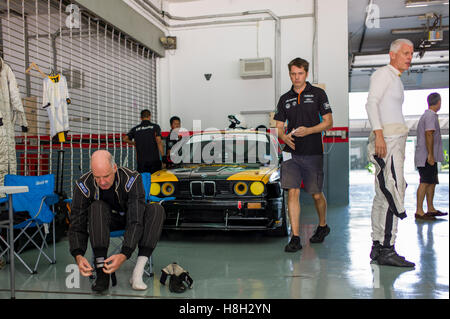 Les participants à l'enclos pour préparer de la voiture classique Défi au circuit Sepang le 12 novembre 2016 à Kuala Lumpur, Malaisie. Banque D'Images