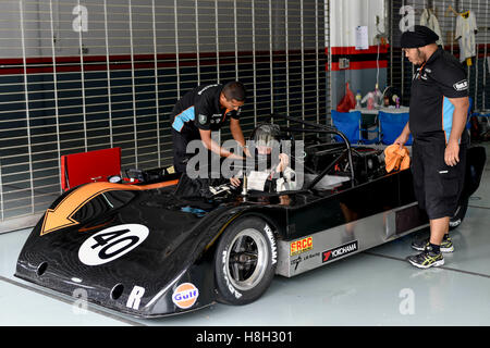 Erwin Boon de l'équipe membres de l'équipage voiture vérifier la LOLA Ford sur le paddock avant le défi de voitures classiques de l'Asie le 12 novembre 2016 au Circuit International de Sepang à Kuala Lumpur, Malaisie. Banque D'Images