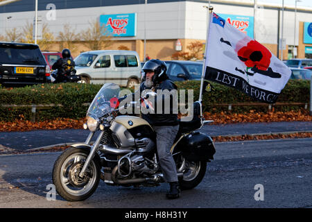 Warminster, Wiltshire, Royaume-Uni. 13Th nov 2016. beaucoup de gens dans les rues bordées de Salisbury dans le Wiltshire pour regarder la parade de dimanche du souvenir comme il fait son chemin à travers la ville à partir de station road et se terminant au cénotaphe de portway. crédit : andrew harker/Alamy live news Banque D'Images