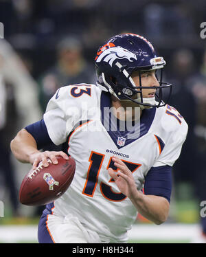 La Nouvelle-Orléans, Louisiane, Etats-Unis. 13Th Nov, 2016. Denver Broncos quarterback Trevor Siemian attend de passer la balle contre les New Orleans Saints dans un jeu à la Mercedes-Benz Superdome à La Nouvelle-Orléans, Louisiane le 13 novembre, 2016 © Dan Anderson/ZUMA/Alamy Fil Live News Banque D'Images