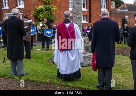 Grand Bardfield Braintree Essex UK 13 novembre 2016. Les villageois et la fanfare du village sont dirigées dans un service du souvenir au monument commémoratif de guerre du village par le vicaire de Grand Bardfield le révérend docteur Robert Beaken pour commémorer ces village Crédit : William Edwards/Alamy Live News Banque D'Images