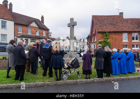 Grand Bardfield Braintree Essex UK 13 novembre 2016. Les villageois et la fanfare du village sont dirigées dans un service du souvenir au monument commémoratif de guerre du village par le vicaire de Grand Bardfield le révérend docteur Robert Beaken pour commémorer ces village Crédit : William Edwards/Alamy Live News Banque D'Images