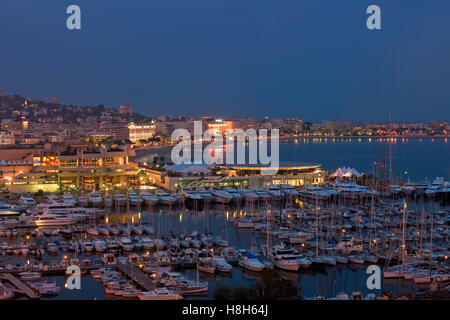 Frankreich, Cote d Azur, Cannes, Blick über den alten Hafen, das Palais des Festivals, croisette Banque D'Images