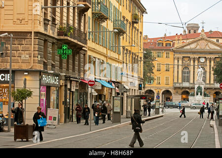 Frankreich, Cote d Azur, Nizza, Avenue République mit Blick auf die Garibaldi-Statue auf die Place Garibaldi. Banque D'Images