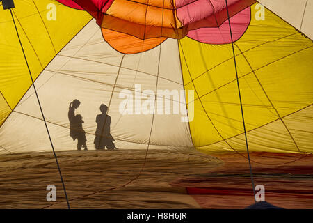 Ombre contre un ballon à air chaud Banque D'Images