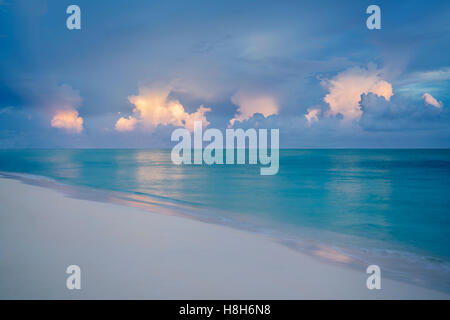 Lever du soleil et plage dans les îles Turques et Caïques. Providencieales Banque D'Images