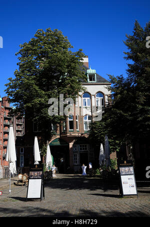 Dans l'ancien entrepôt Wasserschloss quartier Speicherstadt, Hambourg, Allemagne, Europe Banque D'Images