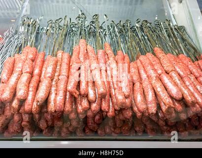 Matières traditionnelles turques, poulet, viande kebab Sish, boeuf, viande prête à cuire dans un restaurant. Banque D'Images