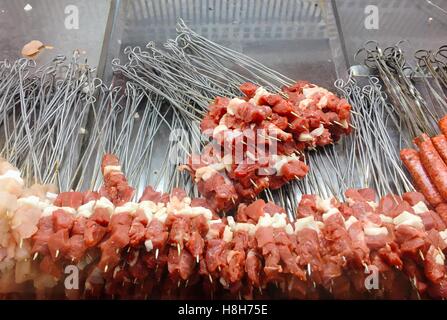 Matières traditionnelles turques, poulet, viande kebab Sish, boeuf, viande prête à cuire dans un restaurant. Banque D'Images