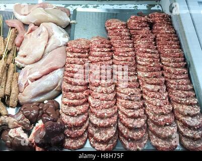 Matières traditionnelles turques, poulet, viande kebab Sish, boeuf, viande prête à cuire dans un restaurant. Banque D'Images