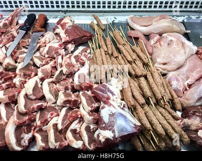 Matières traditionnelles turques, poulet, viande kebab Sish, boeuf, viande prête à cuire dans un restaurant. Banque D'Images