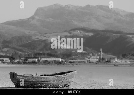 Voile sur la plage de Regatón dans la ria de l'Ason, dans l'embouchure de la baie de Biscaye à Laredo, Cantabrie, dans le nord de l'Espagne Banque D'Images