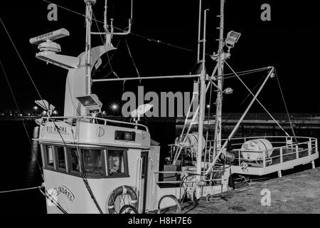 Bateau de pêche amarrés dans le quai à marée basse en Colindres, Cantabria, Espagne, Europe. Banque D'Images