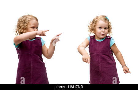 Petite fille debout sur fond blanc isolé Banque D'Images