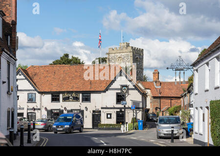 St Michael's Church et Hind's Head Pub, High Street, Bray, dans le Berkshire, Angleterre, Royaume-Uni Banque D'Images