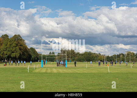 Les joueurs de rugby sur Eton College Les terrains de jeu, Eton Road, Eton, Berkshire, Angleterre, Royaume-Uni Banque D'Images