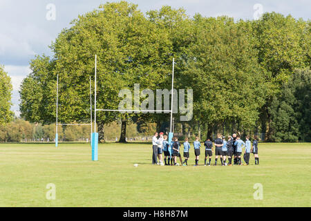 Les joueurs de rugby sur Eton College Les terrains de jeu, Eton Road, Eton, Berkshire, Angleterre, Royaume-Uni Banque D'Images