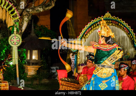 La danse traditionnelle (Legong dance et Ramayana). Le Palais d'Ubud. Ubud. Bali. L'Indonésie. Banque D'Images