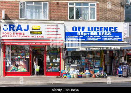 La nourriture et le vin les magasins du coin, High Street, Feltham, London Borough of London, Greater London, Angleterre, Royaume-Uni Banque D'Images