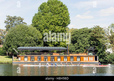 Péniche sur les rives de la Tamise de Hurst Park, West Molesey, Surrey, Angleterre, Royaume-Uni Banque D'Images