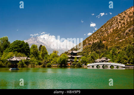 Black Dragon Lake, Yuquan Park, Lijiang, Chine, Asie Banque D'Images